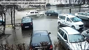 A reuşit să se salveze într-o fracţiune de secundă înainte să fie lovit de un şofer beat! Accident spectaculos la Iaşi!