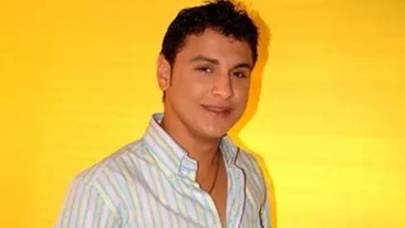 S-a crezut print insa a ajuns de rasul unui mall intreg. Sorinel Copilul de Aur a venit la film cu o manta pana in pamant