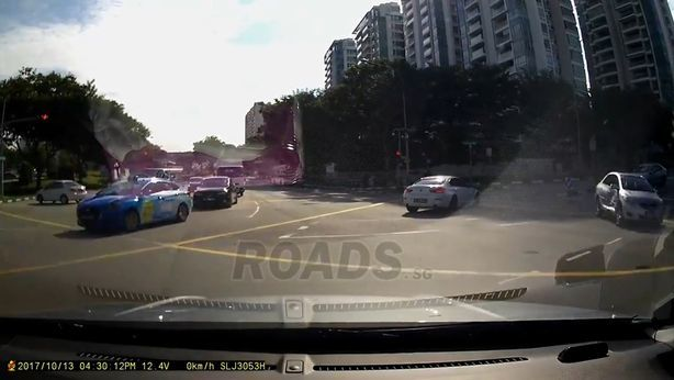 Şoferii nu şi-au putut crede ochilor! O „maşină fantomă” a apărut de nicăieri şi a provocat un accident într-o intersecţie aglomerată