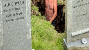 REVOLTATOR! Ce face acest GROPAR in cimitir! Dupa ce a fost fotografiat ASA, a fost CONCEDIAT imediat!