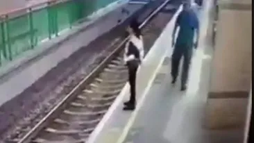 VIDEO / Şi-a văzut moartea cu ochii! O femeie a fost împinsă pe şinele de tren la o staţie de metrou! Ce s-a întâmplat la scurt timp după ce a căzut de pe peron