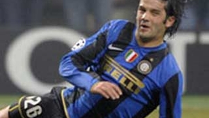 Chivu ar putea reveni pe gazon pe 27 martie
