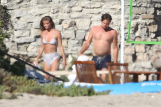 FOTO! LEONARDO DiCaprio, scene fierbinţi pe plajă! Actorul şi noua iubită nu s-au putut abţine din tandreţuri