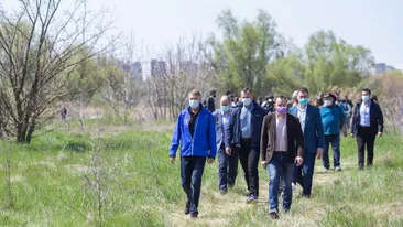 Cât costă geaca pe care președintele Klaus Iohannis a purtat-o, de Ziua Pământului. FOTO