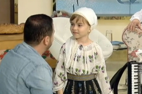 La şapte ani, ridică în picioare invitaţii la nunţi şi botezuri, Povestea Andrei, micuţa artistă din Gorj