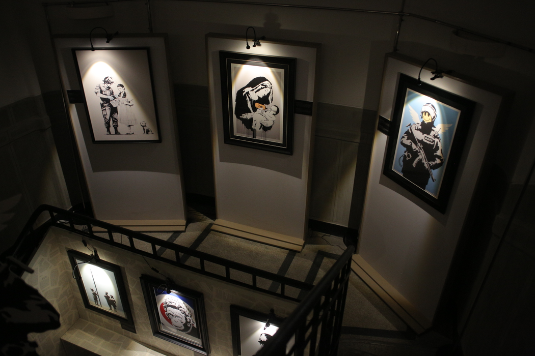 „The Art of Banksy”. Banksy, celebrul ”artist graffiti”, expoziție de senzație în Arcul de Triumf