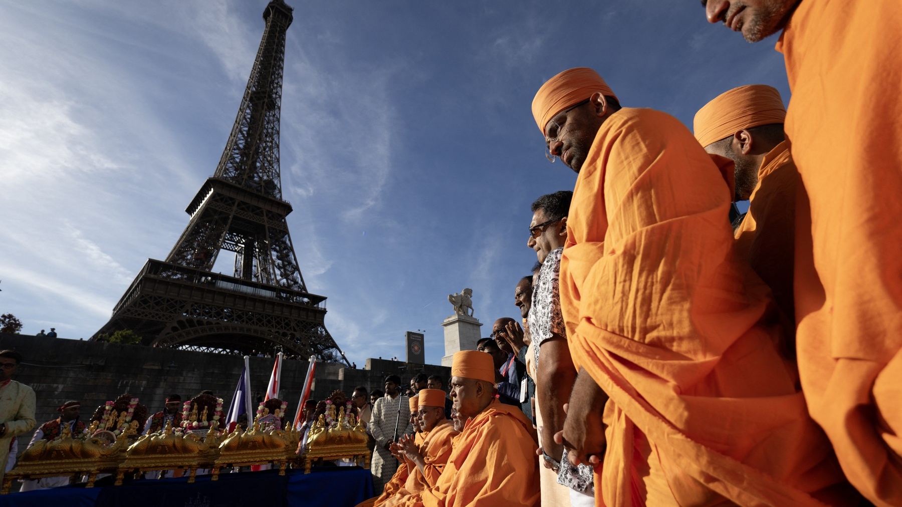 Controversă după vizita unui grup religios la Turnul Eiffel. Angajatele au fost înlocuite cu bărbați și li s-a interzis accesul în anumite zone