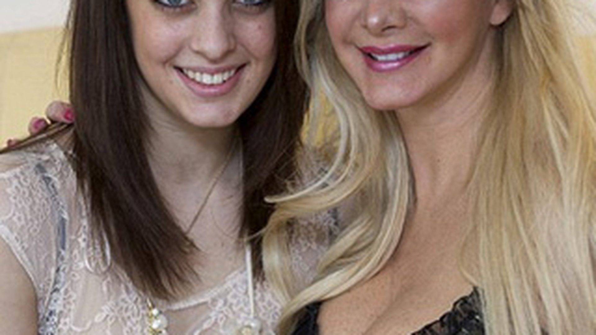 Femeia Barbie si-a "corupt" si fiica de 16 ani: Ii face singura injectii cu botox!