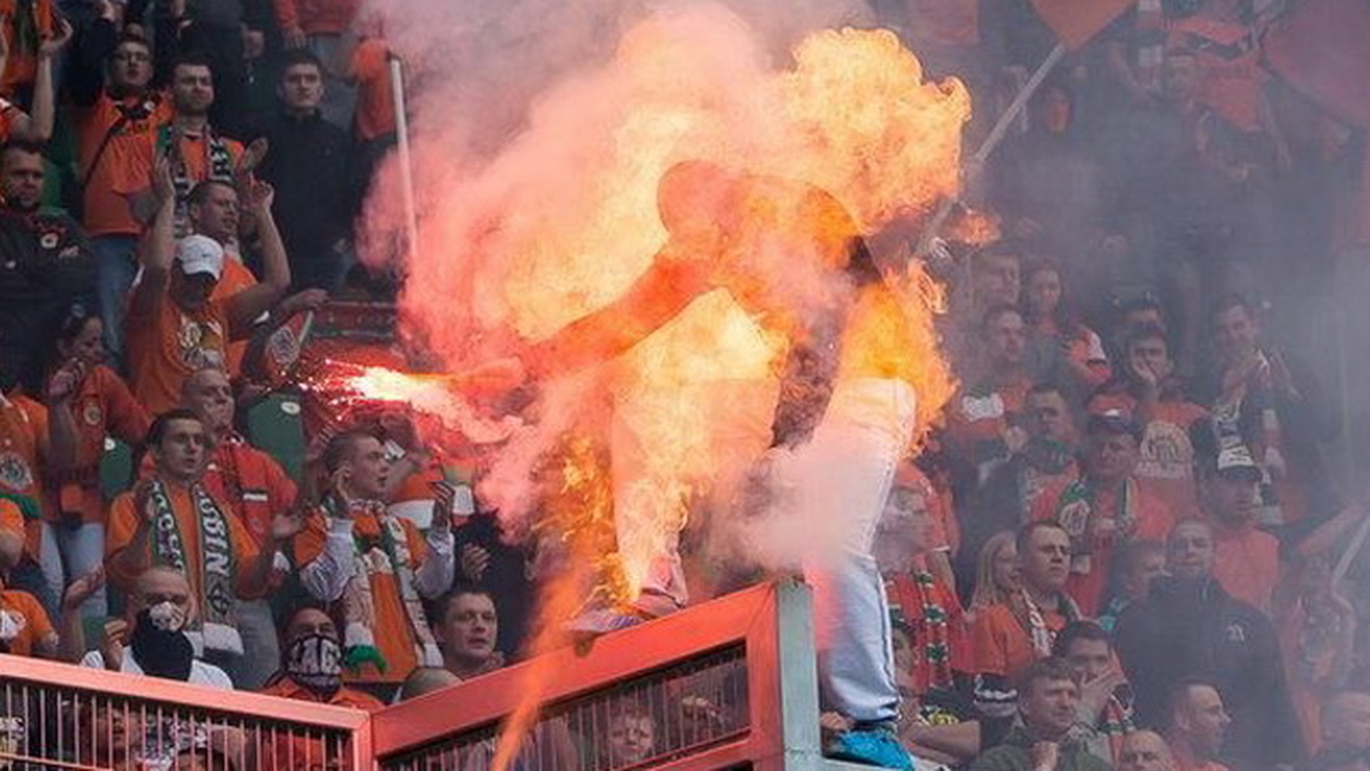 INCREDIBIL! Fortele de ordine i-au dat foc pe stadion! Vezi la ce meci s-a intamplat