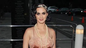 Katy Perry a venit acoperita cu prosopul si a stralucit pe covorul rosu