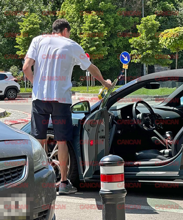 Sportivul are mare grijă de noua sa bijuterie.