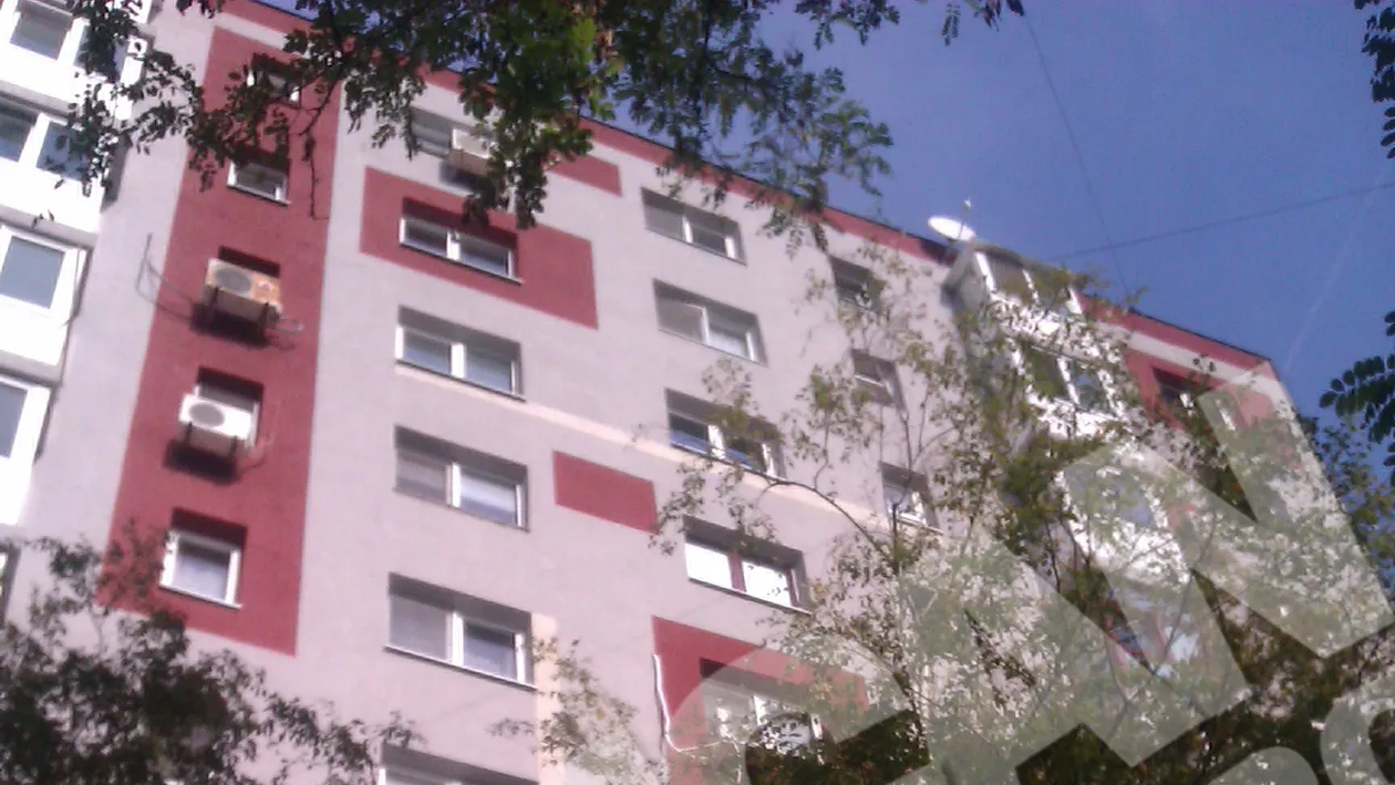 O fetiţă de 11 ani s-a aruncat de la etaj şi a murit după ce a fost certată de tatăl ei din cauza unor poze de pe Facebook