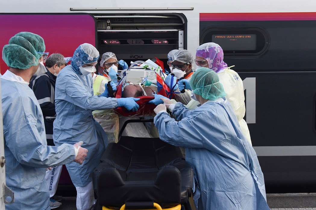 Medicii francezi fac eforturi supraomenești pentru stăvilirea epidemiei (Foto: Fb/ Ministère des solidarités et de la santé)
