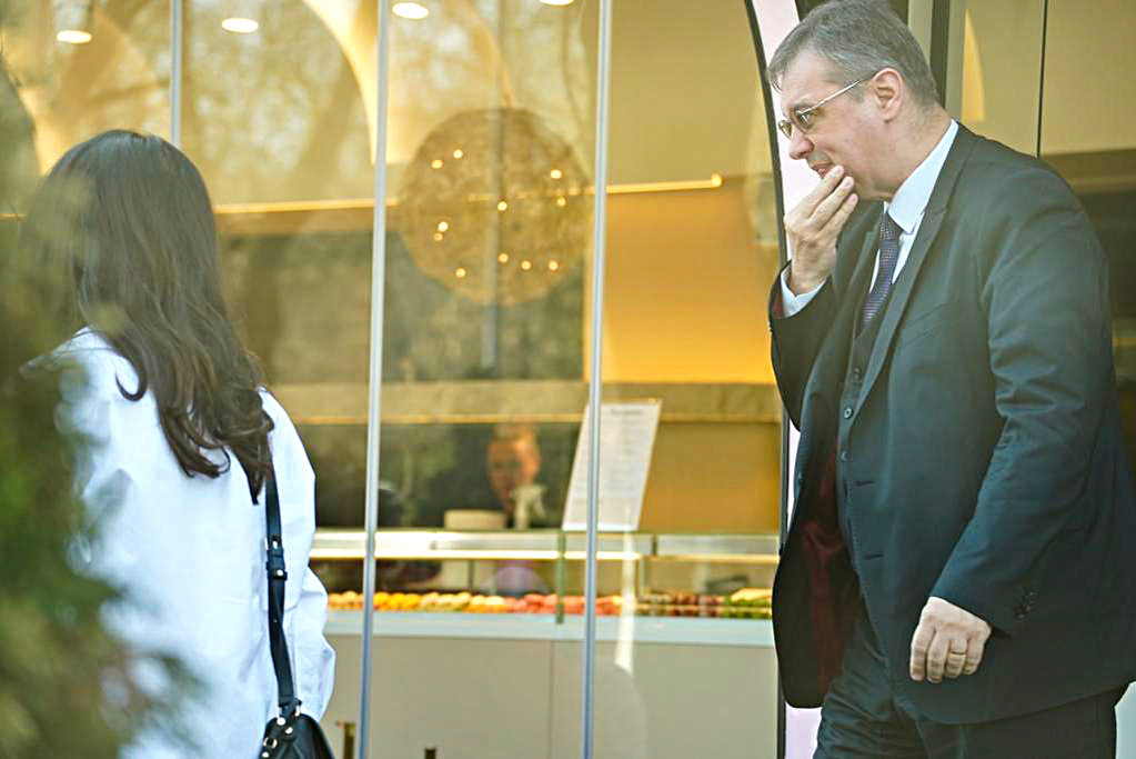Cei doi părăsesc restaurantul (Foto: CANCAN.RO)
