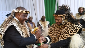 Regele Zulu, cel mai puternic șef de trib din Africa de Sud, a fost otrăvit. Cine e femeia care râvnește la tron
