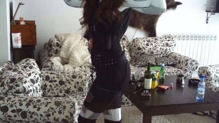Roxana Ilie-Plesea s-a trasformat in Robocop. Vezi aici cum arata cu platose pe fund, coloana si incheieturi!