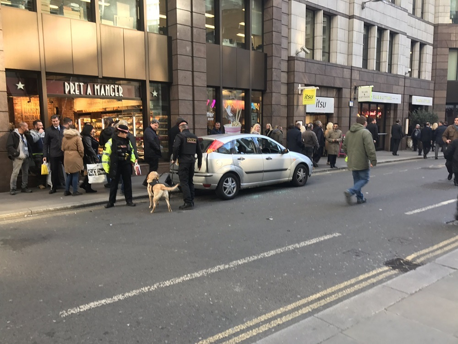 VIDEO / Alertă cu bombă în Londra! Sute de oameni au fost evacuaţi