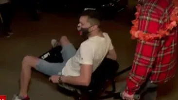 Distracție maximă la Mamaia. Tinerii au ieșit cu roaba dintr-un club de lux. ”În seara asta nu mai bem!”