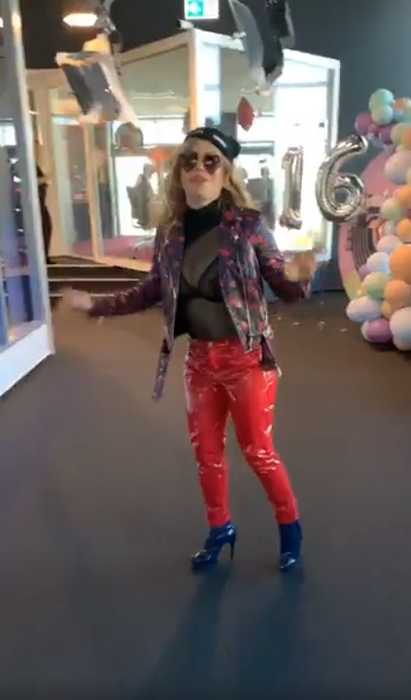 Loredana Groza, apariție neașteptată la o emisiune de la radio! Ce mesaj avea scris pe căciula