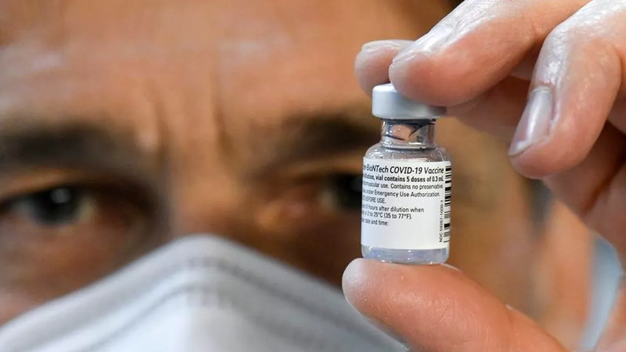 Posibile efecte adverse ale dozei trei de vaccin! Oamenii de știință ne avertizează: ”Doza trei se poate face după...”