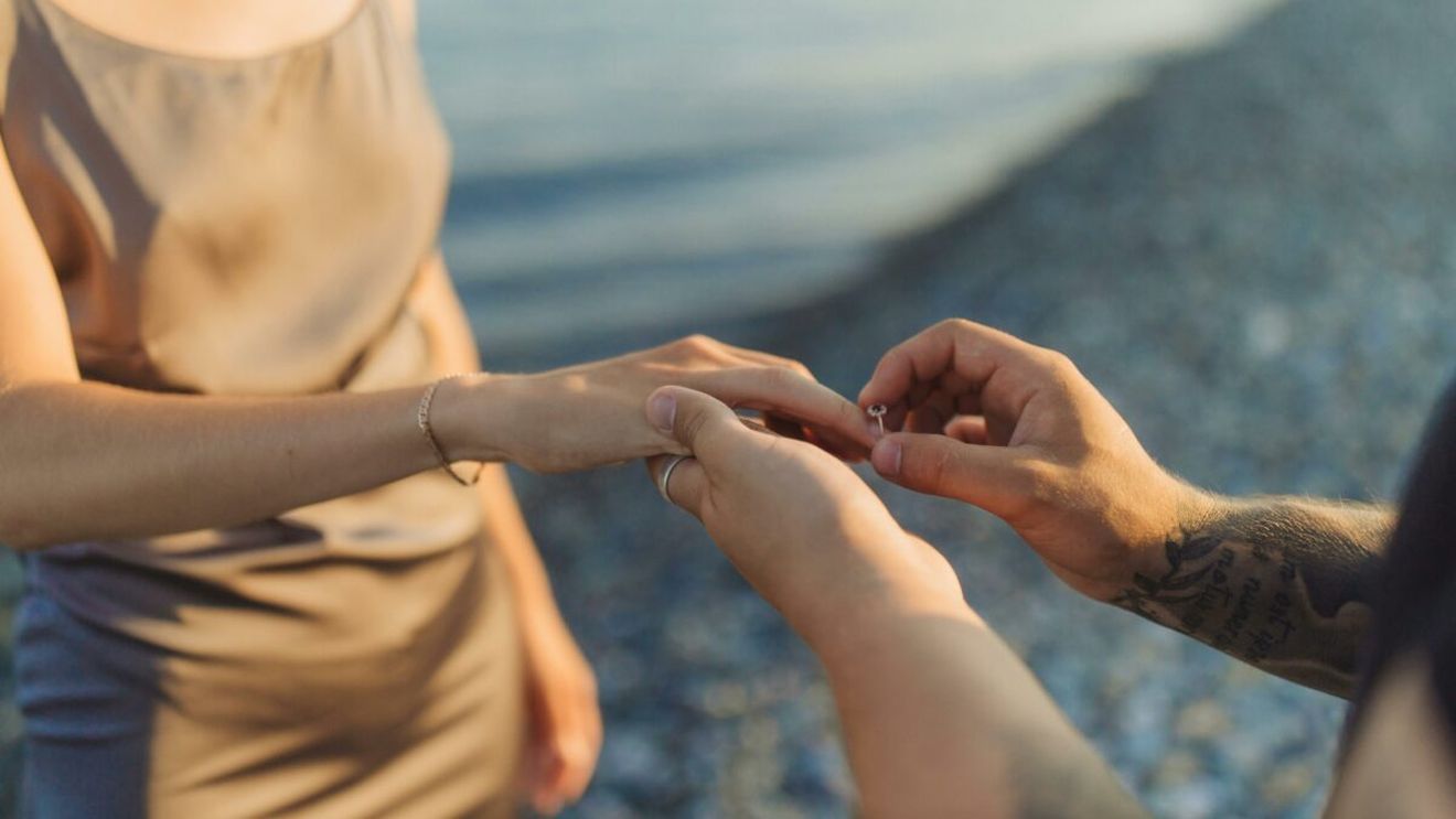 Nuntă mare în showbizul românesc! Cântărețul pe care l-ai văzut la X Factor și-a cerut iubita de soție