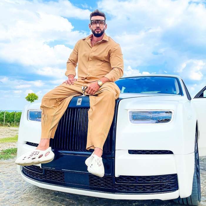 Dorian Popa, fotografie pe capota unui Rolls Royce Phantom