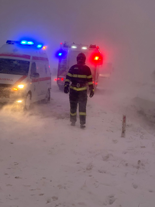 Cod roşu în România! Românii, sfătuiţi să stea în case! Drumuri închise şi fenomene meteo extreme. Încă 6 județe sunt vizate de vreme rea