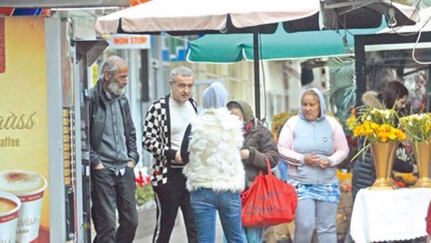 Câți lei a dat Gigi Becali celor 4 cerșetori din imagine. Nici lor nu le-a venit să creadă