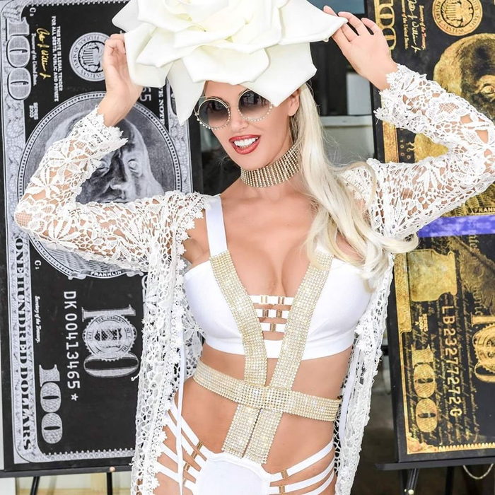 Ea este Aneta de la Miami,
regina vieții de noapte 
din ”Orașul Magic”