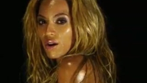 VIDEO Uda si goala! Beyonce se dezbraca lasciv in cel mai recent clip
