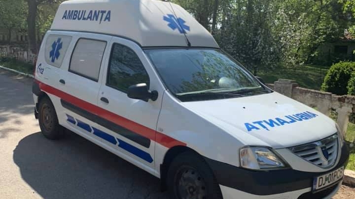 Maşina primăriei... transformată în ambulanţă într-o localitate din Dolj