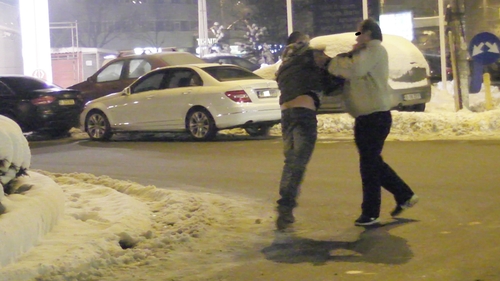 Petrecere terminata in duba politiei! S-au imbatat si s-au incaierat pe mijlocul strazii!