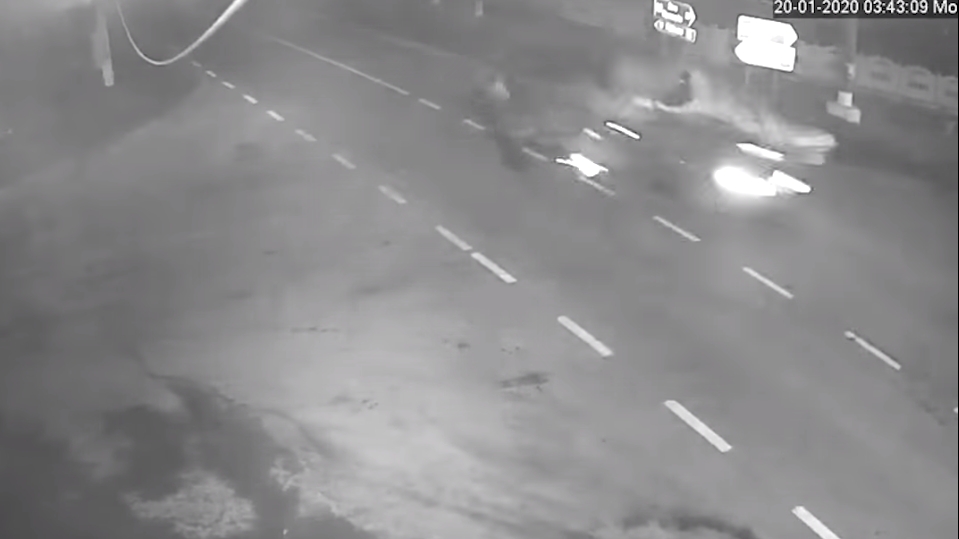 Imagini terifiante! Căruță spulberată de un autoturism! Miraculos cum au scăpat căruțașul și calul, deși au fost loviți în plin VIDEOruta spulberata