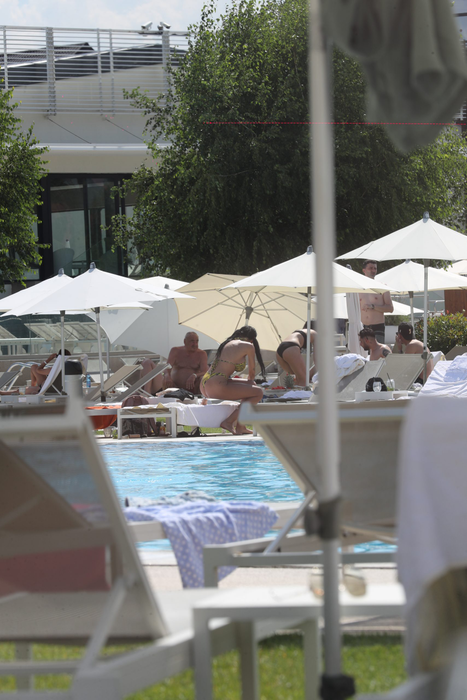 Raluca, sexy în costum de baie