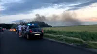 Scene uluitoare lângă pădurea Sinești! Mașină în flăcări, agitație maximă printre șoferi VIDEO