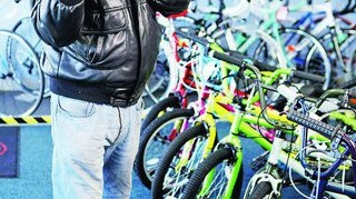 Si-au gasit nasul! Opt hoti, snopiti in bataie de un fost boxer