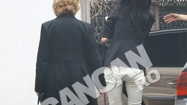 Cine-i diva? Orice barbat ar vrea cu ea, daca n-ar vedea poza asta! Pantalonii s-au suparat rau pe fundul ei!