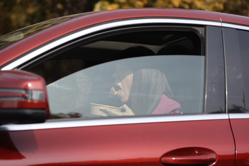 Denise Rifai ia masa în oraș, doar că în trafic (Foto: CANCAN.RO)
