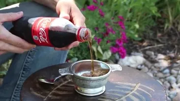Experimentul care te va da pe spate! Toarna Cola intr-un pahar si sucul INGHEATA pe loc! Cum e posibil