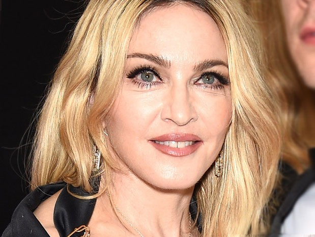 Madonna iese la plimbare, deghizată din cap până-n picioare