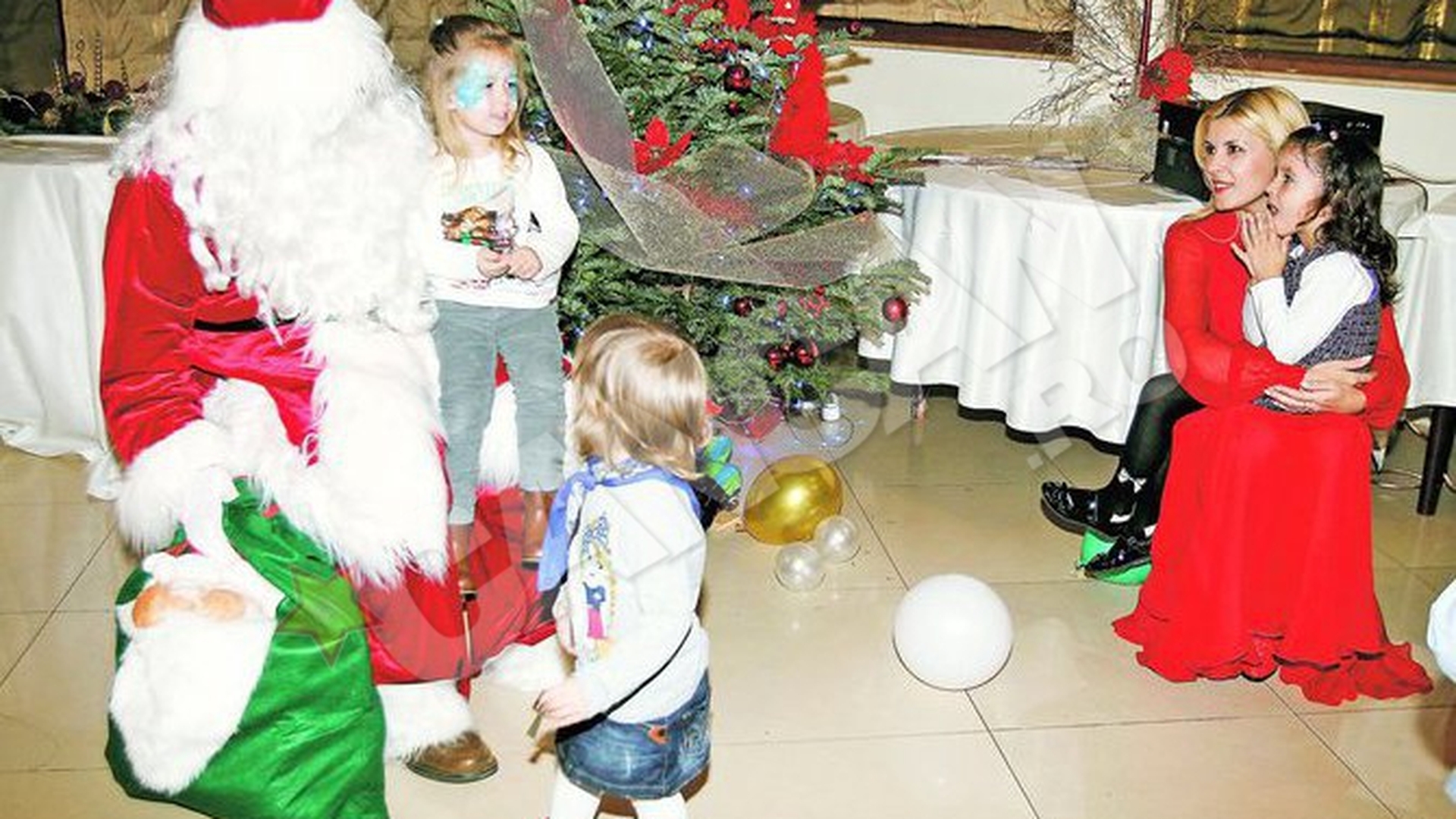 Gest de suflet pentru copii! Elena Udrea a cantat colinde alaturi de micuti