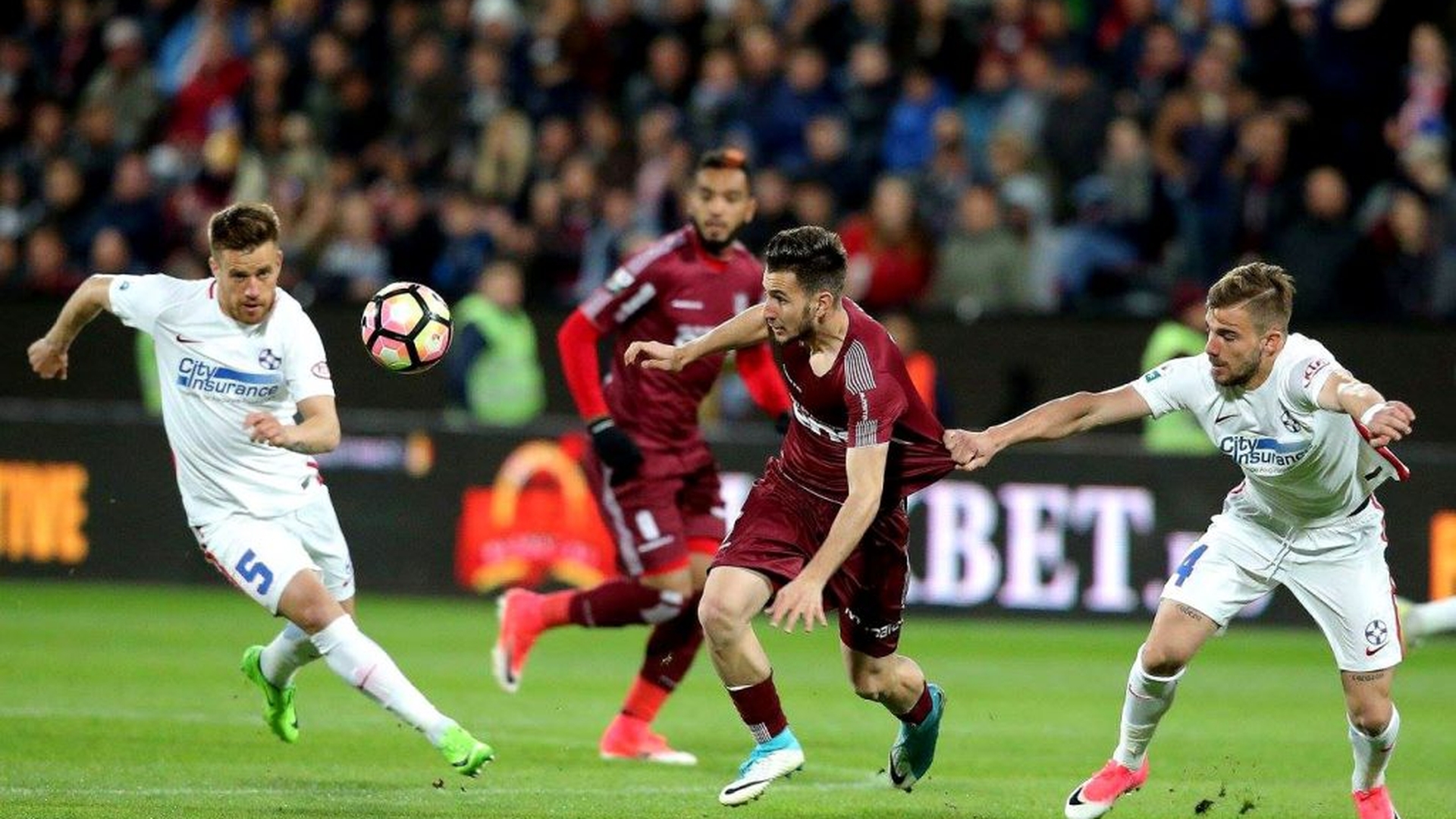 Derby-ul pentru titlu dintre FCSB și CFR Cluj ar putea fi condus de un arbitru străin!