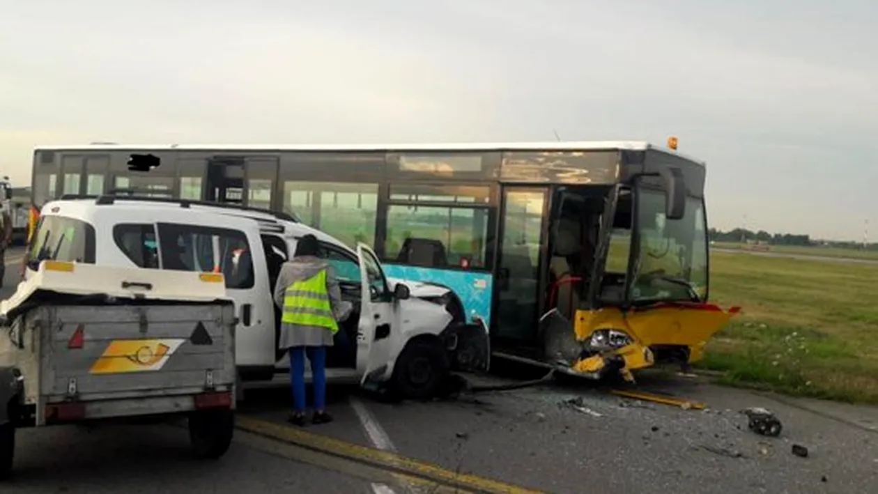Accident între un autobuz și un microbuz pe platforma Aeroportului Henri Coandă