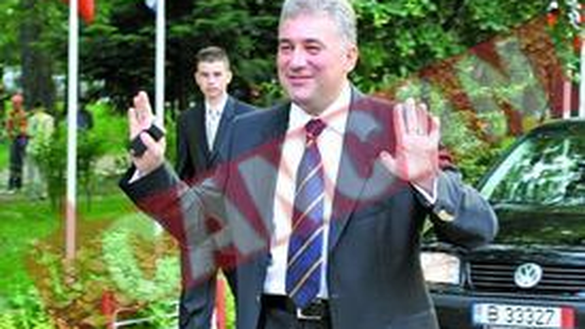 Videanu isi face palat langa cimitir