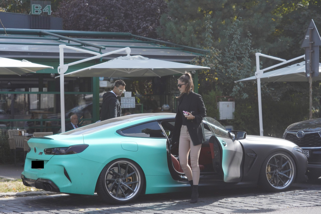 Alina Maria Rugină se dă jos din BMW M 8