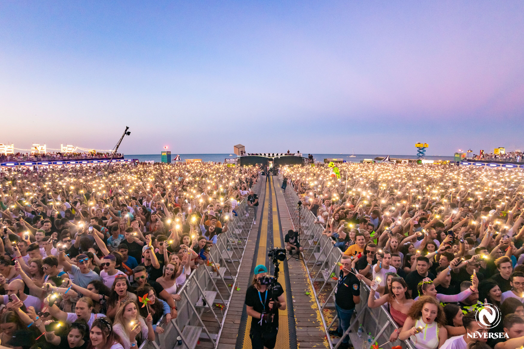 Peste 60.000 de fani au participat la cea de-a doua zi a celui mai mare festival de la malul Mării Negre.