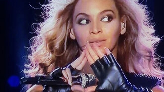 Şoc in showbiz-ul internaţional! Gestul lui Beyonce asociat cu Illuminati care a nascut cea mai mare controversă a anului 2013!