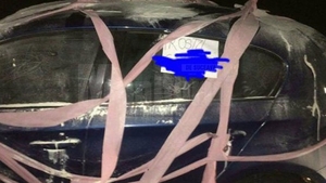 Un bărbat din Suceava şi-a găsit BMW-ul vandalizat! Care a fost motivul răzbunării