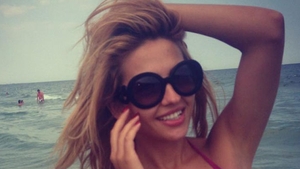 Sexy-asistenta TV care devoreaza baieti de bani-gata si-a mai trecut un nume in palmares! “Victima” e fiul unui milionar celebru