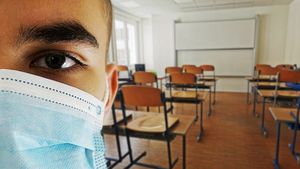 Vești bune pentru elevii din clasele terminale! Ar putea să meargă fizic la școală chiar și în scenariul roșu